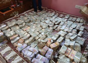 बेतिया DEO के ठिकानों पर विजिलेंस की रेड ,शिक्षा विभाग ने किया निलंबित