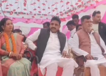 गया में टूटा मंच, गिरे राजद के सांसद…………