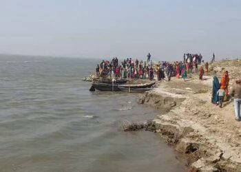 कटिहार में नाव पलटने से 3 की मौत, 10 लोग लापता, रेस्क्यू जारी
