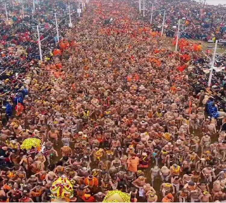त्रिवेणी के तट पर आस्था की डुबकी, हाड़ कंपा देने वाली ठंड के बीच महाकुंभ में श्रद्धालुओं का उमड़ पड़ा जनसैलाब