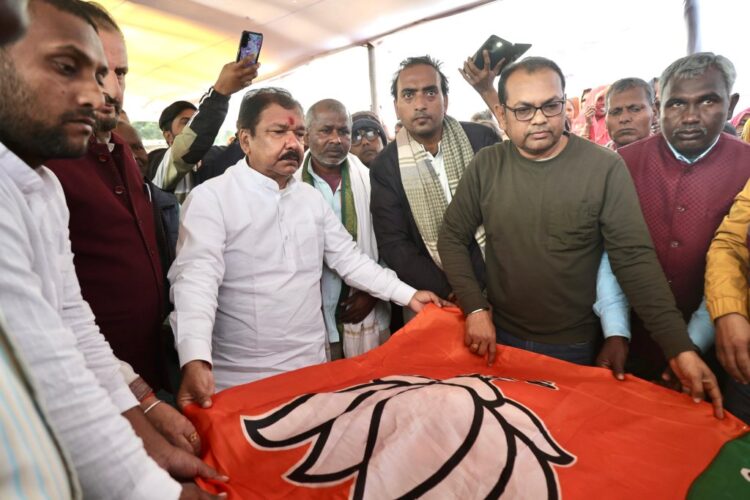 कामेश्वर चौपाल पंचतत्व में विलीन , पैतृक गांव में बेटे ने दी मुखाग्नि, बीजेपी प्रदेश अध्यक्ष समेत कई मंत्री पहुंचे