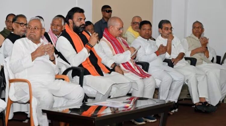 बिहार एनडीए की राजनीति के अंदरखाने वफादारी का सवाल!
