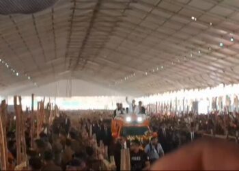 PM खुली जीप में CM नीतीश कुमार के साथ लोगों का अभिवादन करते हुए मंच तक आए……..