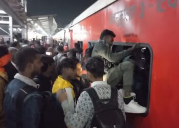 रेलवे पर निशाना क्यों?