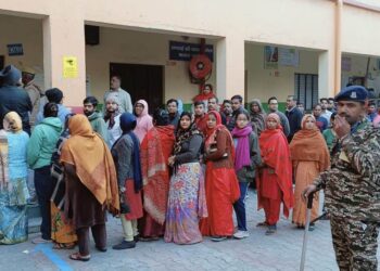 सुरक्षा के कड़े इंतजामों के बीच दिल्ली में वोटिंग जारी , 11 बजे तक करीब 20 फीसदी मतदान