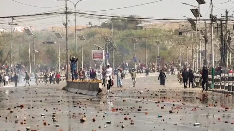 नेपाल में लोकतंत्र पर क्यों उठ रहे है सवाल? राजशाही की बहाली की मांग पर हिंसा