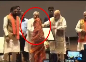 पटना में सहकारिता विभाग के कार्यक्रम में सीएम नीतीश की अजीब हरकत…………..