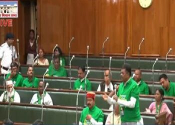 बिहार विधानमंडल : हरे रंग के टीशर्ट में राजद विधायक पहुंचे सदन में , पोर्टिको में लगाये नारे “आरक्षण चोर BJP-NDA जवाब दो”