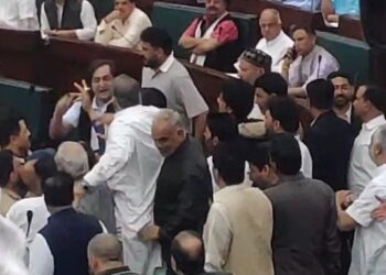 जम्मू-कश्मीर विधानसभा में नेशनल कॉन्फ्रेंस और भाजपा विधायकों में हाथापाई