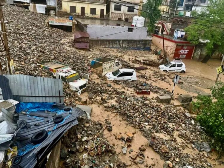 जम्मू-कश्मीर में पिछले 24 घंटे से लगातार मौसम खराब , अलग-अलग घटनाओं में 5 लोगों की मौत