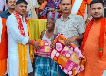 खेल मंत्री अप्रैल की गर्मी में लोगों के बीच बांटे कंबल ………..