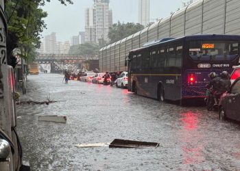 मुंबई में भारी बारिश, सड़कों पर थमीं गाड़ियां, ट्रेन फ्लाइट सब लेट