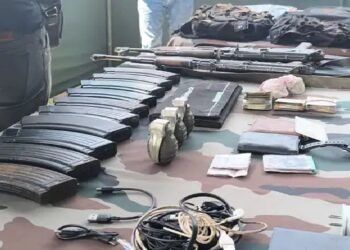 जम्मू-कश्मीर के शोपियां में हथियार बरामद,सुरक्षाबलों ने कल एनकाउंटर में लश्कर के 3 आतंकी मारे थे