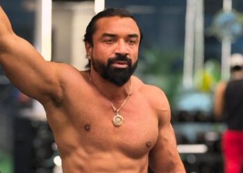 एजाज खान पर अश्लीलता और धार्मिक भावनाओं को आहत करने का आरोप