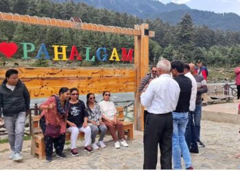 आतंकी हमले के 12 दिन बाद पहलगाम में फिर लगने लगा पर्यटकों का जमावड़ा, लोग बोले- डरने की जरूरत नहीं