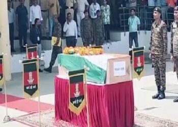 ऑपरेशन सिंदूर में सीवान के शहीद जवान के पार्थिव शरीर को पटना एयरपोर्ट पर दी गई श्रद्धांजलि  ………….