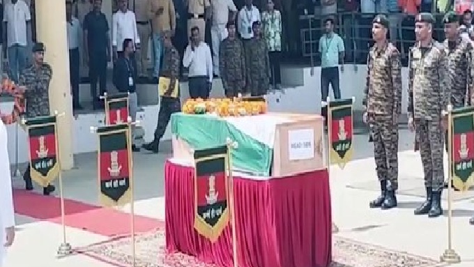 ऑपरेशन सिंदूर में सीवान के शहीद जवान के पार्थिव शरीर को पटना एयरपोर्ट पर दी गई श्रद्धांजलि ………….