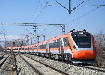 कटड़ा से श्रीनगर वंदे भारत बनी पहली पसंद, पुरानी ट्रेनों को छोड़ यात्री उमड़े नई रफ्तार की ओर