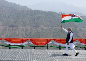 प्रधानमंत्री मोदी ने चेनाब ब्रिज का किये उद्घाटन  , पीएम का तिरंगा लेकर चहलकदमी: प्रतीकात्मक और राजनैतिक संदेश