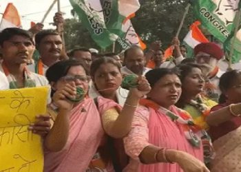 PMCH में रेप पीड़िता की मौत पर कांग्रेस का प्रदर्शन, हाथों में चूड़ियां लेकर पहुंची महिला कार्यकर्ता