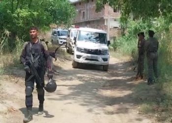 निलंबित पुलिसकर्मी के घर STF ने की छापेमारी , भारी मात्रा में कारतूस-हथियार बरामद , दोनों तरफ से हुई फायरिंग