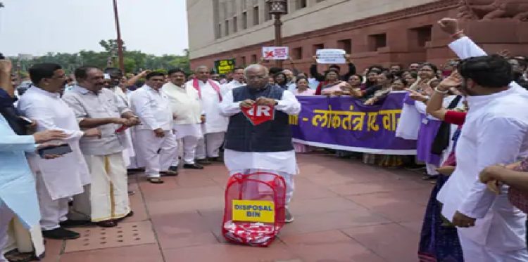 संसद के मानसून सत्र के पांचवें दिन विपक्ष ने बिहार वोटर वेरिफिकेशन मुद्दे पर संसद परिसर में विरोध प्रदर्शन