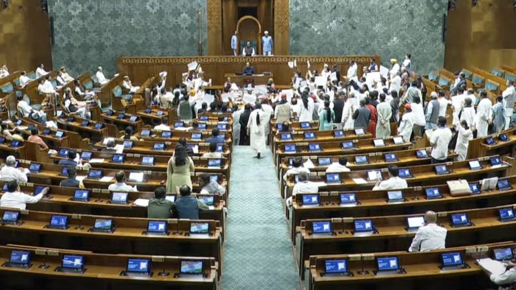 संसद मानसून सत्र LIVE: हंगामे की भेंट चढ़े 3 दिन, चौथे दिन भी तनातनी , सदन की कार्यवाही को दोपहर 2 बजे तक के लिए स्थगित