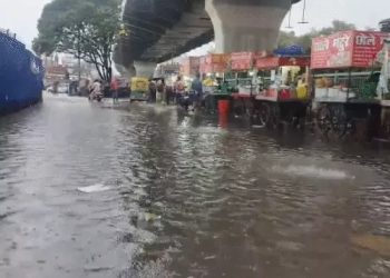पटना में 10 घंटे से लगातार बारिश से शहर के कई इलाकें डूबे ,ट्रैक पर ट्रेनें रुकीं, रोड पर गाड़ियां फंसी………….