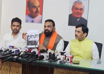 यह मौसेरे भाई हैं, एक देश तो दूसरे बिहार को लूटने वाले हैं……….