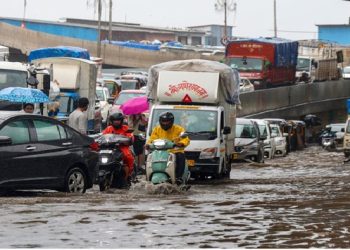 भारी बारिश ने थामी मुंबई की रफ्तार, सड़क से लेकर हवाई यातायात तक प्रभावित