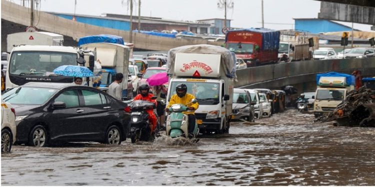 भारी बारिश ने थामी मुंबई की रफ्तार, सड़क से लेकर हवाई यातायात तक प्रभावित