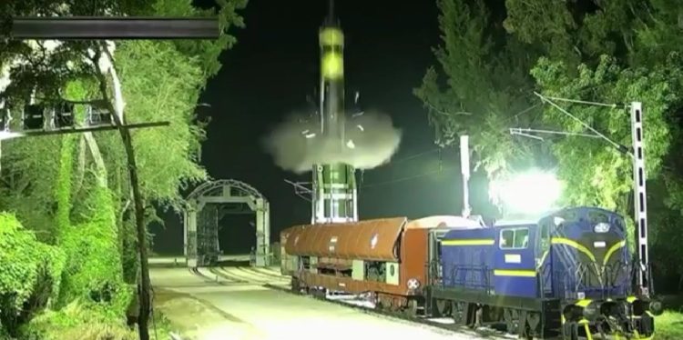 भारत ने रेल आधारित मोबाइल लॉन्चर सिस्टम से अग्नि प्राइम मिसाइल का किया सफल परीक्षण …………….