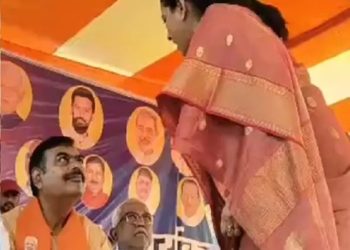 महिला बीजेपी नेता ने भरे मंच से नेताओं को सुनाई खरी-खरी……….