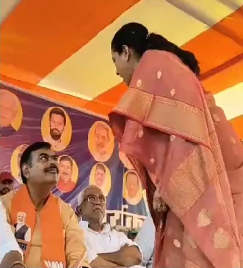 महिला बीजेपी नेता ने भरे मंच से नेताओं को सुनाई खरी-खरी……….