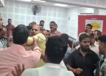 ‘बाप-दादा पर आएंगे तो बवाल हो जाएगा’, इतना कहते ही भिड़ गए विधायक और सांसद…………..