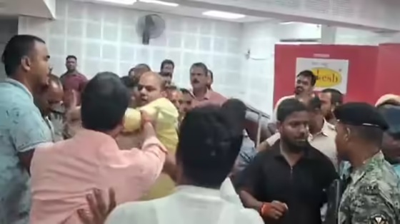 ‘बाप-दादा पर आएंगे तो बवाल हो जाएगा’, इतना कहते ही भिड़ गए विधायक और सांसद…………..