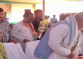 मंच पर धड़ाम से गिरे पूर्व केंद्रीय मंत्री अश्विनी चौबे, किसी ने खींच दी थी कुर्सी, वीडियो वायरल