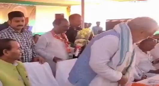 मंच पर धड़ाम से गिरे पूर्व केंद्रीय मंत्री अश्विनी चौबे, किसी ने खींच दी थी कुर्सी, वीडियो वायरल