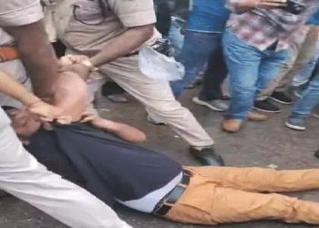 पटना में कांग्रेस नेता एक बार फिर से सड़कों पर उतरे ,पुलिस ने कार्यकर्ताओं को सड़क घसीटा ………..