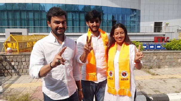 दिल्ली विश्वविद्यालय छात्र संघ (डूसू) 2025 चुनाव : अध्यक्ष समेत तीन पदों पर ABVP के प्रत्याशी जीते, एक पद पर NSUI का कब्जा