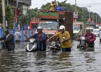 कोलकाता में आसमान से बरस रही आफत, अब तक 7 लोगों की मौत, फ्लाइट्स और ट्रेनें प्रभावित…………