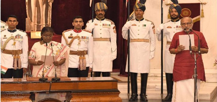 सीपी राधाकृष्णन बने भारत के 15वें उपराष्ट्रपति, राष्ट्रपति द्रौपदी मुर्मू ने सुबह 10:30 बजे राधाकृष्णन को दिलाई पद एवं गोपनीयता की शपथ ………….