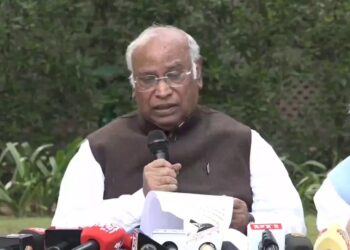 राष्ट्रीय स्वयंसेवक संघ (RSS) पर बैन लगा देना चाहिए……………