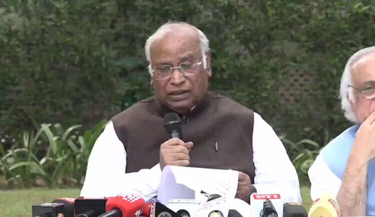 राष्ट्रीय स्वयंसेवक संघ (RSS) पर बैन लगा देना चाहिए……………