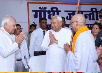 गांधी जयंती पर CM नीतीश ने किया आदमकद प्रतिमा पर माल्यार्पण , CM नीतीश की सुरक्षा में बड़ी चूक!