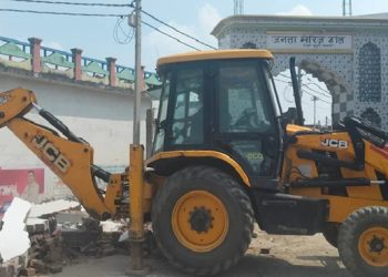 संभल में तालाब पर बनी अवैध मस्जिद और मैरिज हॉल पर चला बुलडोजर ,इलाका छावनी में तब्दील…………..