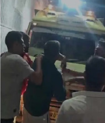 मुजफ्फरपुर में पीके के रोड शो पर बवाल, ‘दुलारचंद यादव अमर रहे’ के नारों से गूंजा मंच, वीडियो वायरल