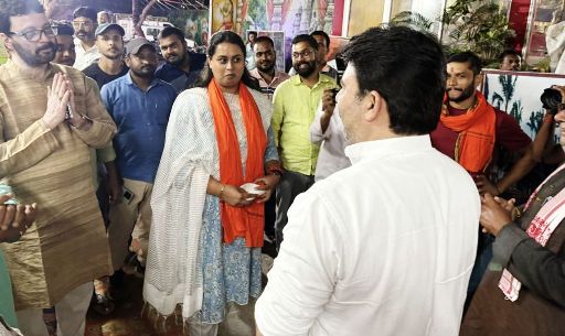 बारिश के बीच लोगों से मिल रहीं श्रेयसी सिंह, कहा- बिहार में NDA का काम दिखता है