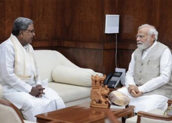 गन्ना किसानों के आंदोलन से घबराई कर्नाटक सरकार, सिद्धारमैया ने प्रधानमंत्री से लगाई मदद की गुहार