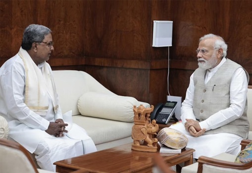 गन्ना किसानों के आंदोलन से घबराई कर्नाटक सरकार, सिद्धारमैया ने प्रधानमंत्री से लगाई मदद की गुहार